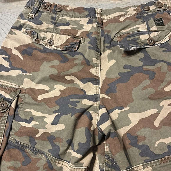 EUC Barely worn AE cargo Camo shorts - Picture 4 of 4